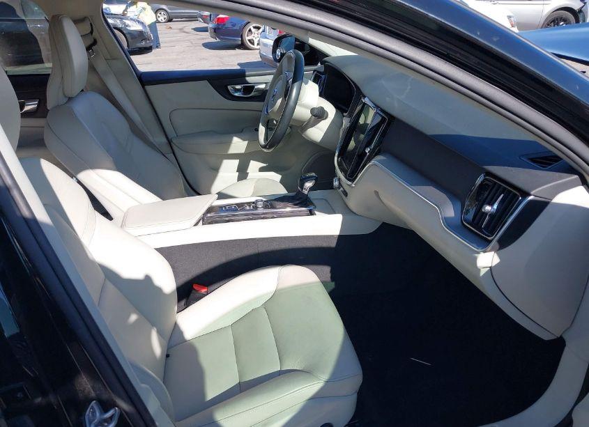 Photo 5 of 2019 Volvo S60 T5 MOMENTUM (VIN 7JR102FKXKG003444)