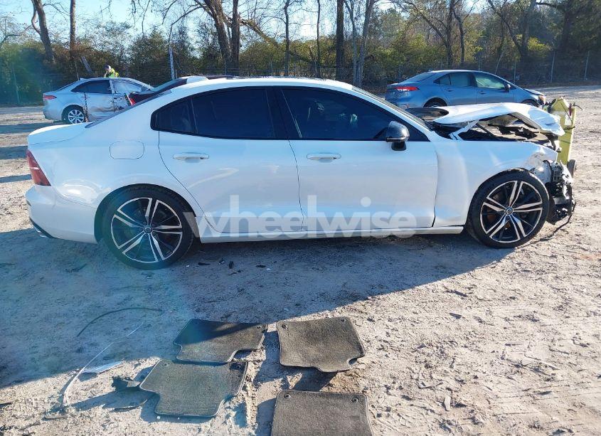 Photo 14 of 2019 Volvo S60 T5 R-DESIGN (VIN 7JR102FM3KG013010)