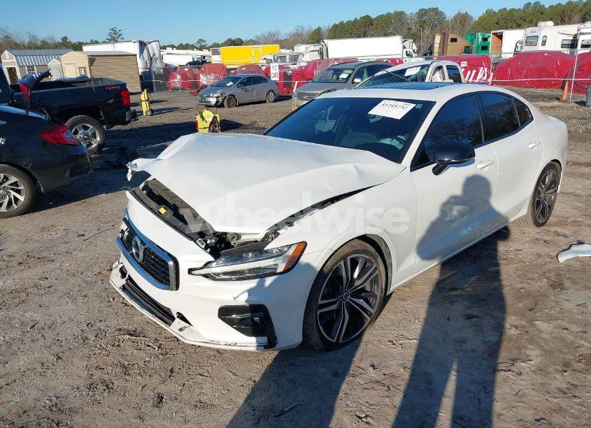Photo 2 of 2019 Volvo S60 T5 R-DESIGN (VIN 7JR102FM3KG013010)