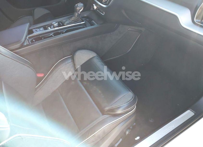 Photo 5 of 2019 Volvo S60 T5 R-DESIGN (VIN 7JR102FM3KG013010)