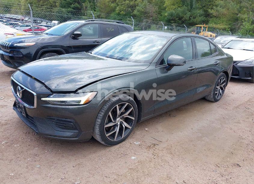 Photo 2 of 2019 Volvo S60 T6 MOMENTUM (VIN 7JRA22TK1KG018249)