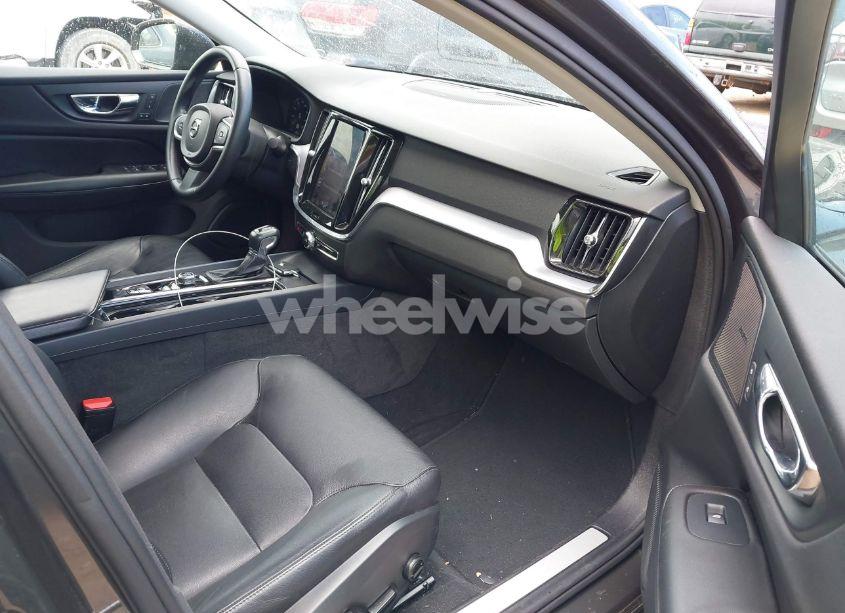 Photo 5 of 2019 Volvo S60 T6 MOMENTUM (VIN 7JRA22TK1KG018249)
