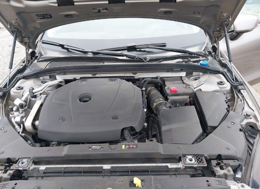 Photo 10 of 2019 Volvo S60 T6 MOMENTUM (VIN 7JRA22TK6KG014472)