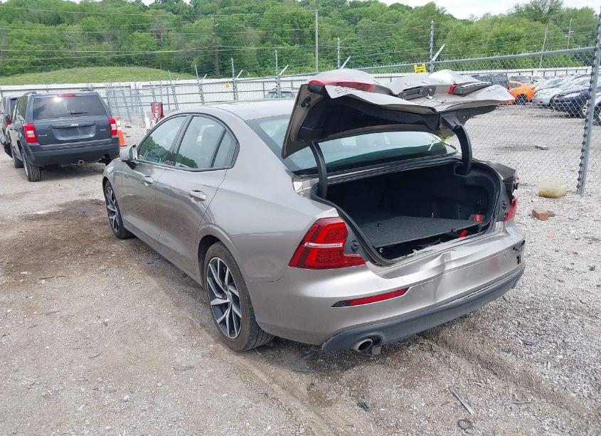 Photo 3 of 2019 Volvo S60 T6 MOMENTUM (VIN 7JRA22TK6KG014472)