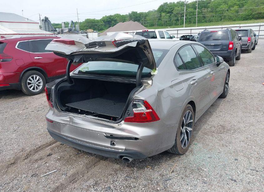 Photo 4 of 2019 Volvo S60 T6 MOMENTUM (VIN 7JRA22TK6KG014472)