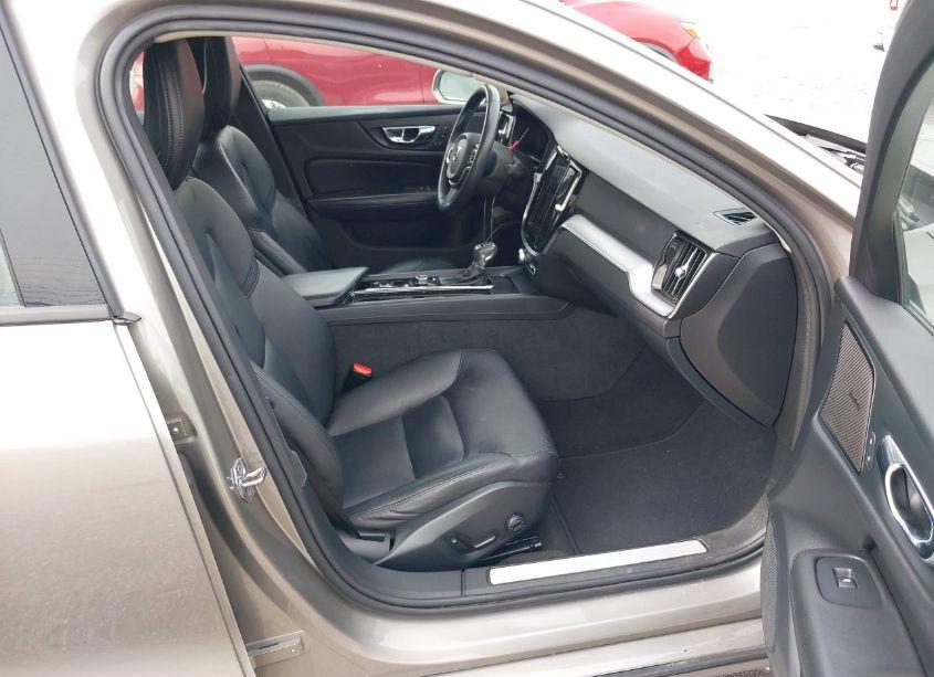 Photo 5 of 2019 Volvo S60 T6 MOMENTUM (VIN 7JRA22TK6KG014472)