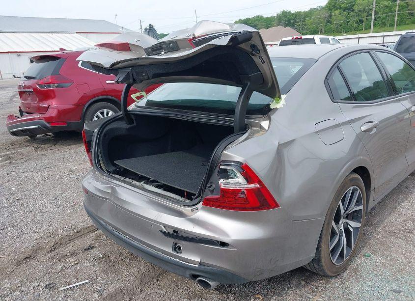 Photo 6 of 2019 Volvo S60 T6 MOMENTUM (VIN 7JRA22TK6KG014472)