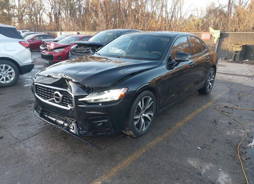 Photo 2 of 2019 Volvo S60 T6 R-DESIGN (VIN 7JRA22TM3KG016892)