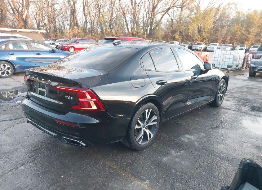 Photo 4 of 2019 Volvo S60 T6 R-DESIGN (VIN 7JRA22TM3KG016892)