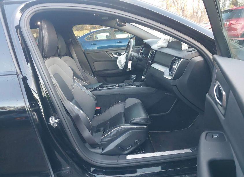 Photo 5 of 2019 Volvo S60 T6 R-DESIGN (VIN 7JRA22TM3KG016892)