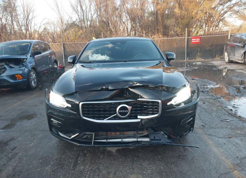 Photo 6 of 2019 Volvo S60 T6 R-DESIGN (VIN 7JRA22TM3KG016892)
