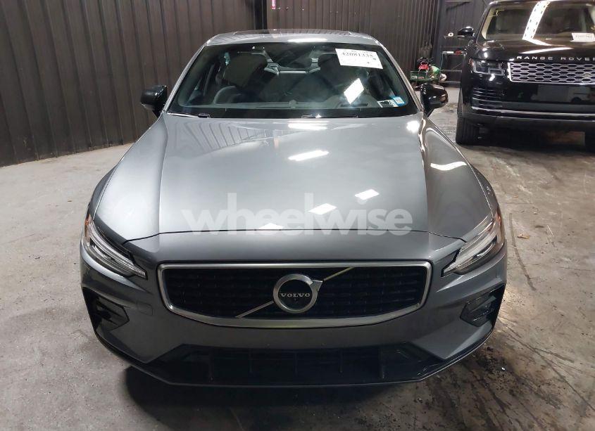 Photo 12 of 2019 Volvo S60 T6 R-DESIGN (VIN 7JRA22TM5KG004212)