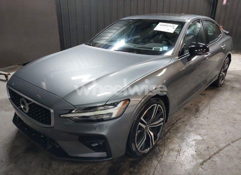 Photo 2 of 2019 Volvo S60 T6 R-DESIGN (VIN 7JRA22TM5KG004212)