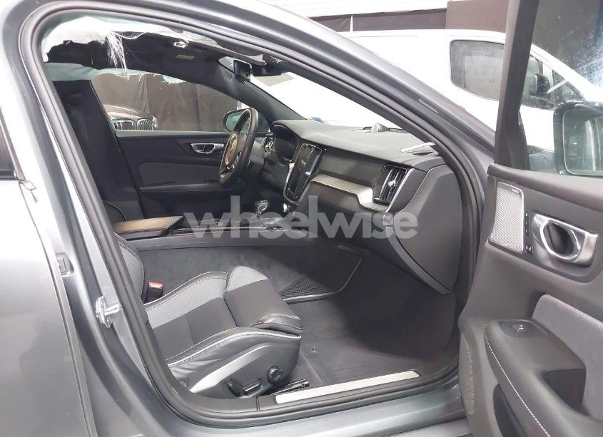 Photo 5 of 2019 Volvo S60 T6 R-DESIGN (VIN 7JRA22TM5KG004212)