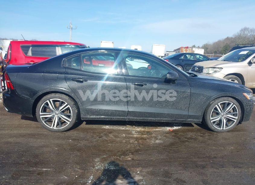 Photo 13 of 2019 Volvo S60 T6 R-DESIGN (VIN 7JRA22TM6KG005675)