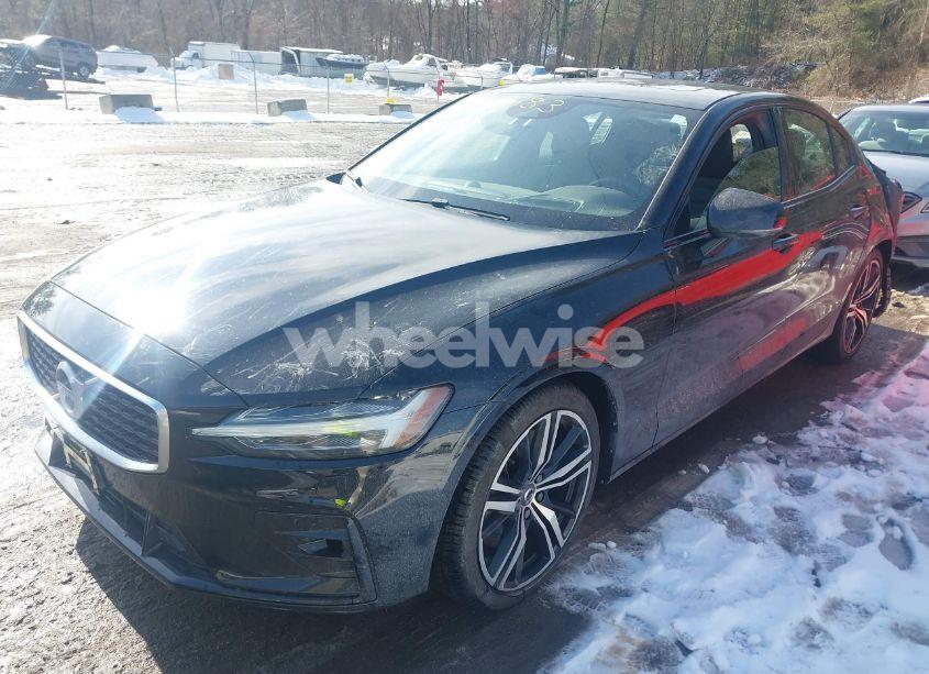 Photo 2 of 2019 Volvo S60 T6 R-DESIGN (VIN 7JRA22TM6KG005675)