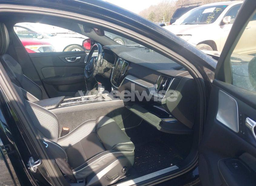 Photo 5 of 2019 Volvo S60 T6 R-DESIGN (VIN 7JRA22TM6KG005675)