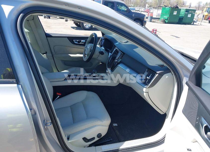 Photo 5 of 2024 Volvo S60 B5 CORE DARK THEME (VIN 7JRL12FKXRG294740)