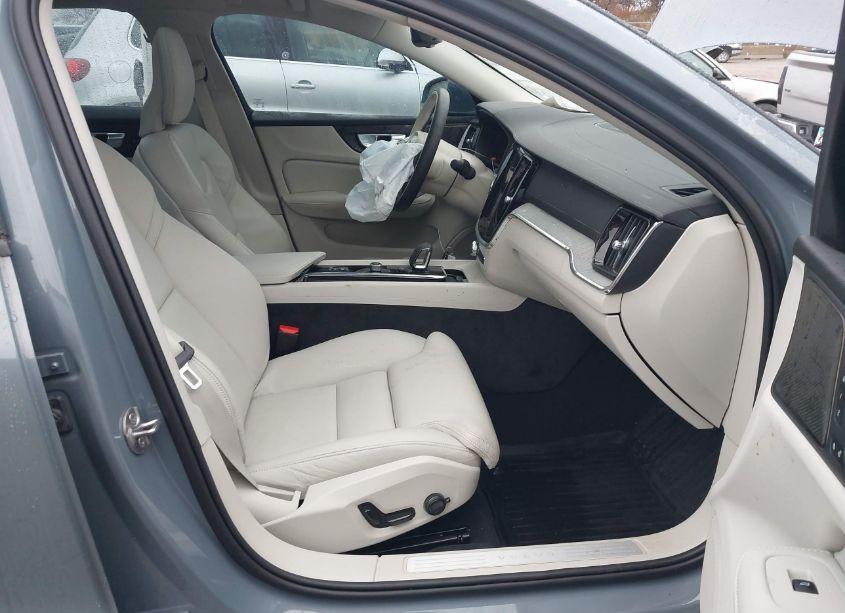 Photo 5 of 2023 Volvo S60 B5 ULTIMATE BRIGHT THEME (VIN 7JRL12TA1PG239537)