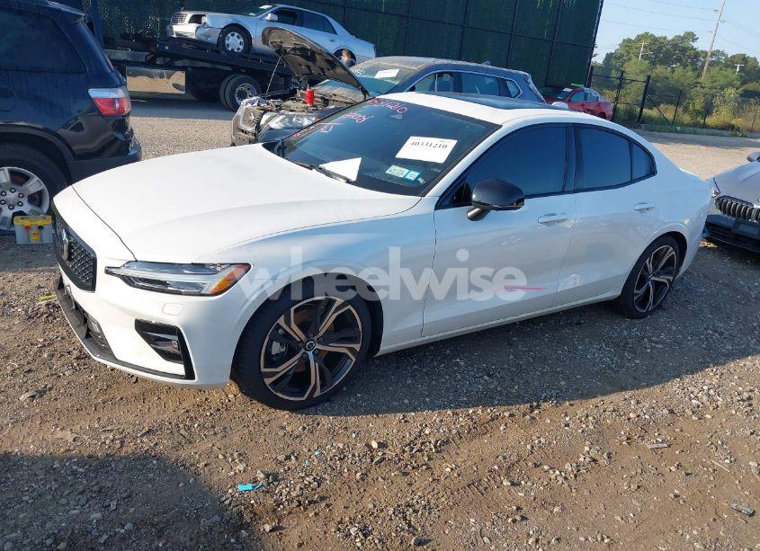 Photo 2 of 2024 Volvo S60 B5 PLUS DARK THEME (VIN 7JRL12TL6RG310347)