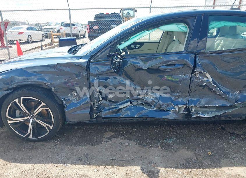 Photo 6 of 2024 Volvo S60 B5 PLUS DARK THEME (VIN 7JRL12TLXRG294640)