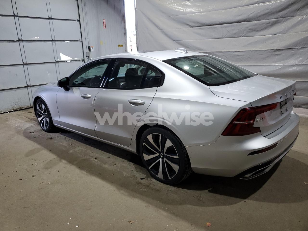 Photo 2 of 2022 VOLVO S60 B5 MOMENTUM (VIN 7JRL12TZ3NG155299)