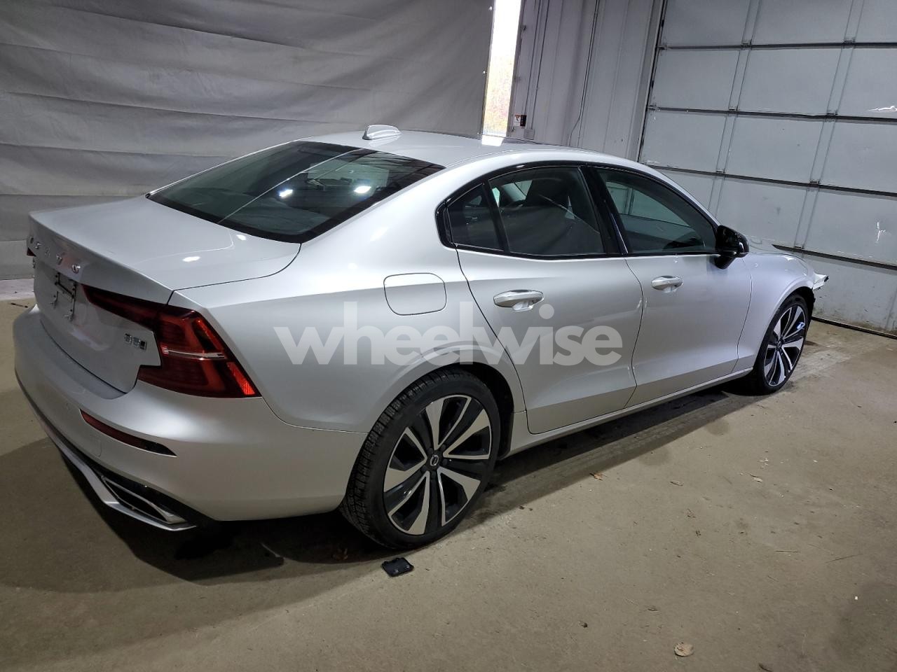 Photo 3 of 2022 VOLVO S60 B5 MOMENTUM (VIN 7JRL12TZ3NG155299)