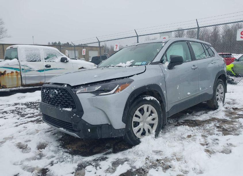 Photo 2 of 2022 Toyota Corolla CROSS L (VIN 7MUAAABG6NV027618)