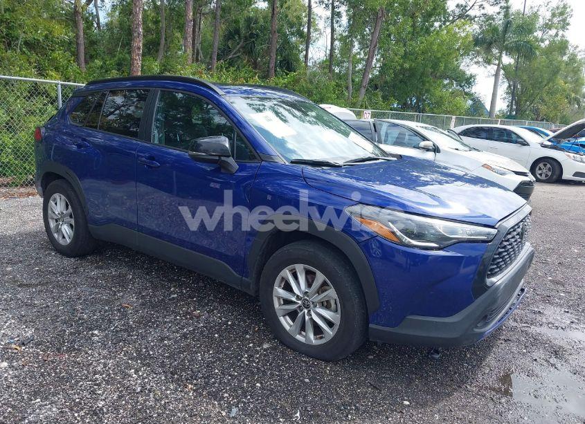 2022 Toyota Corolla CROSS LE (VIN 7MUBAAAG0NV011047) main photo