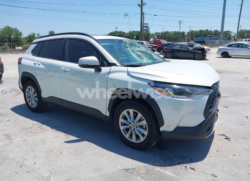 2022 Toyota Corolla CROSS LE (VIN 7MUBAAAG5NV028801) main photo