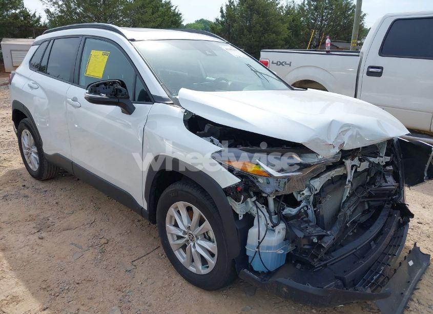2022 Toyota Corolla CROSS LE (VIN 7MUBAAAG6NV021369) main photo