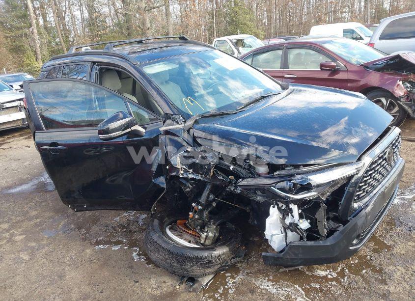 2022 Toyota Corolla CROSS LE (VIN 7MUBAABG0NV006252) main photo