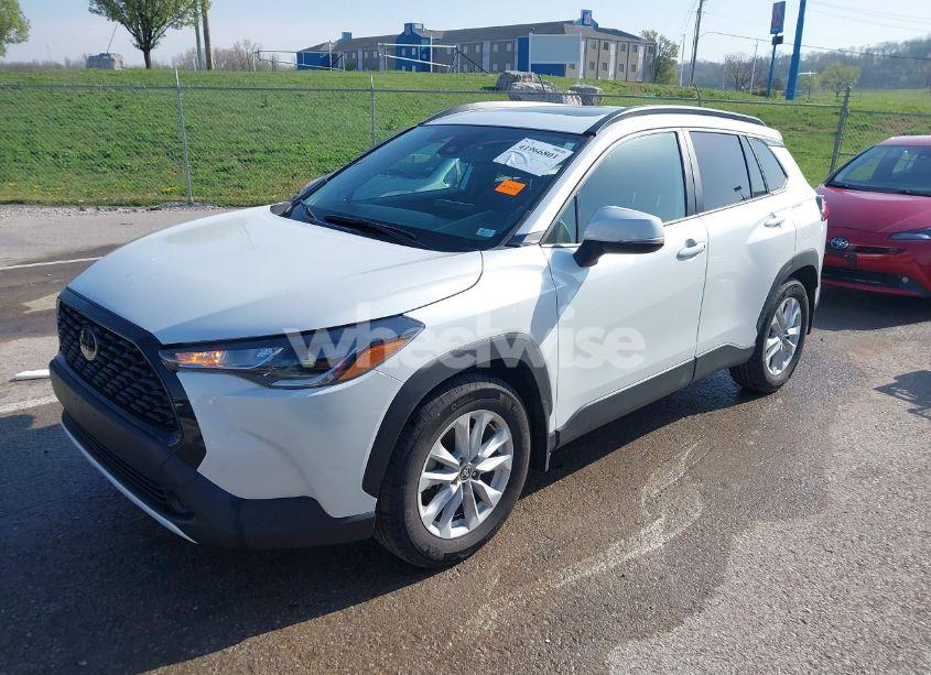 Photo 2 of 2022 Toyota Corolla CROSS LE (VIN 7MUBAABG4NV014032)