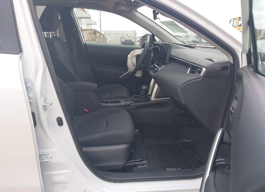 Photo 5 of 2024 Toyota Corolla CROSS LE (VIN 7MUBAABG5RV105915)