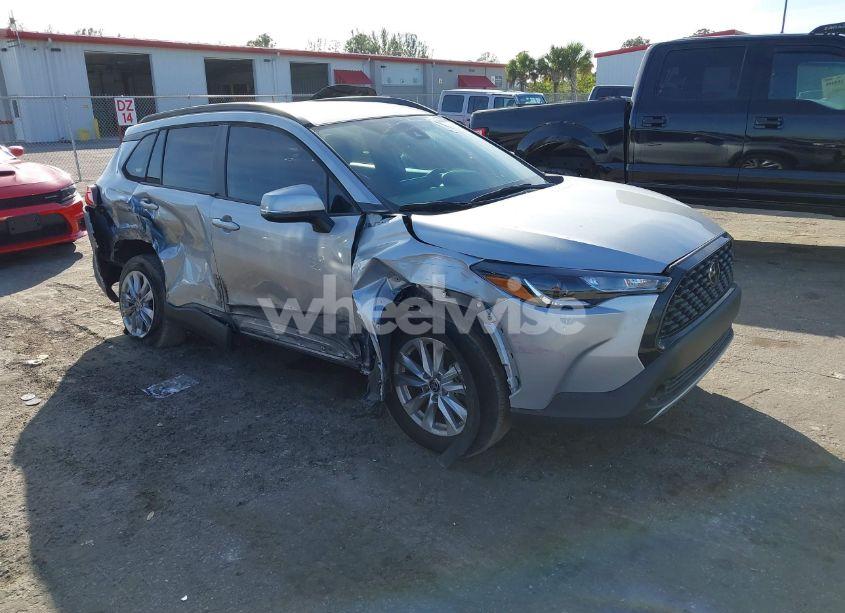 2022 Toyota Corolla CROSS LE (VIN 7MUCAAAG2NV005920) main photo