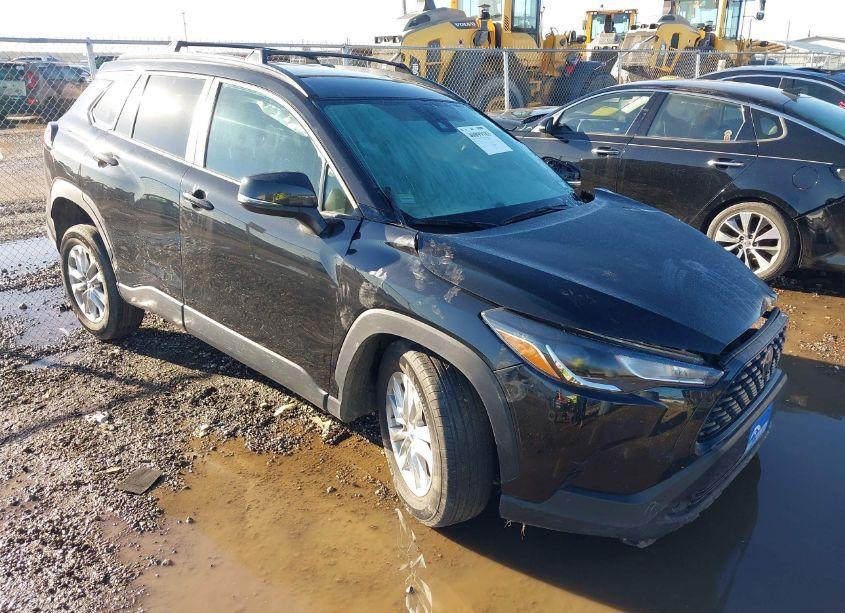 2022 Toyota Corolla CROSS LE (VIN 7MUCAAAG2NV033927) main photo