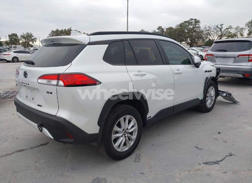 Photo 4 of 2024 Toyota Corolla CROSS LE (VIN 7MUCAAAG3RV098629)