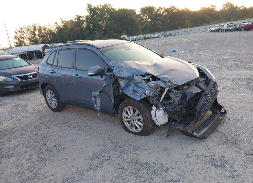 2022 Toyota Corolla CROSS LE (VIN 7MUCAAAG4NV020905) main photo