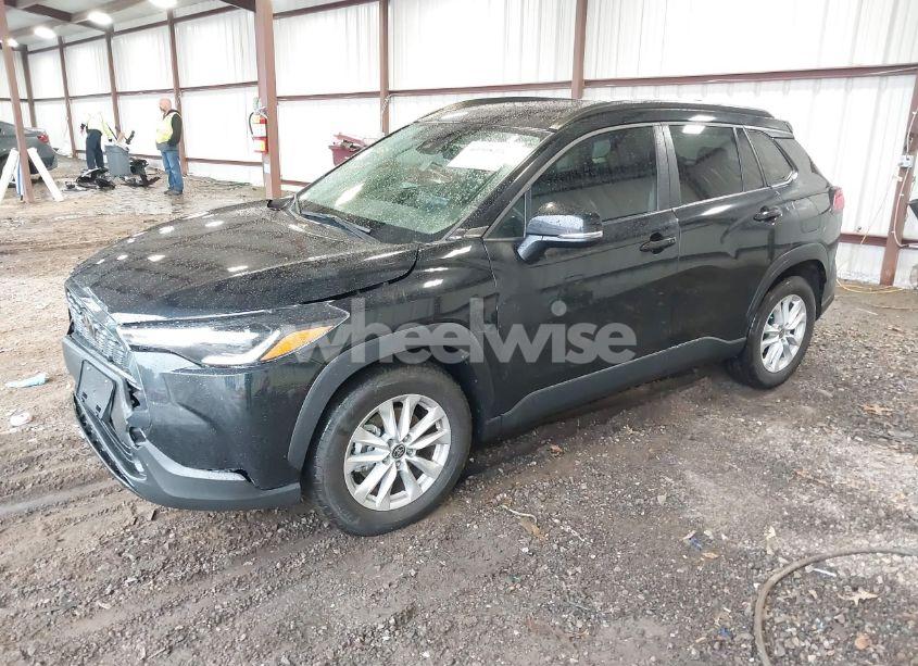 Photo 2 of 2022 Toyota Corolla CROSS LE (VIN 7MUCAAAG5NV015227)