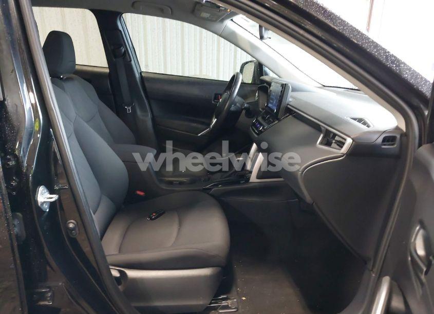 Photo 5 of 2022 Toyota Corolla CROSS LE (VIN 7MUCAAAG5NV015227)