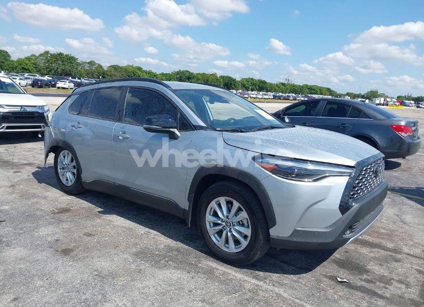 2025 Toyota Corolla CROSS LE (VIN 7MUCAAAG6SV125019) main photo