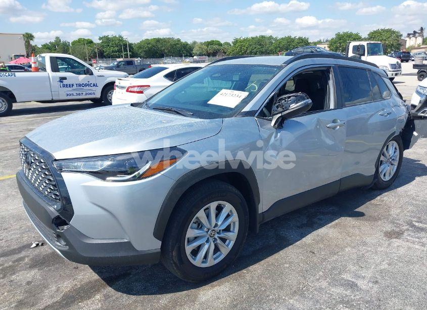 Photo 2 of 2025 Toyota Corolla CROSS LE (VIN 7MUCAAAG6SV125019)