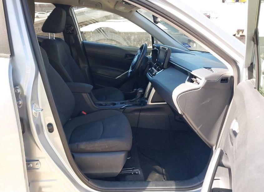 2022 Toyota Corolla CROSS LE (VIN 7MUCAAAG7NV024382) main photo