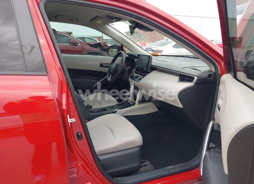 Photo 5 of 2022 Toyota Corolla CROSS LE (VIN 7MUCAAAG9NV010886)