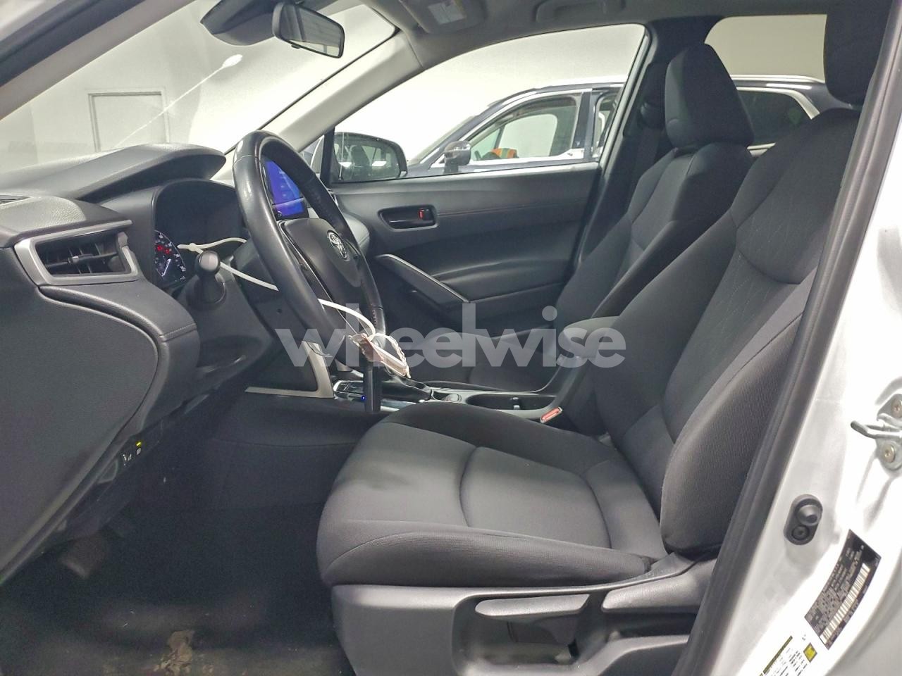 Photo 7 of 2024 TOYOTA COROLLA CROSS LE (VIN 7MUCAAAG9RV076523)