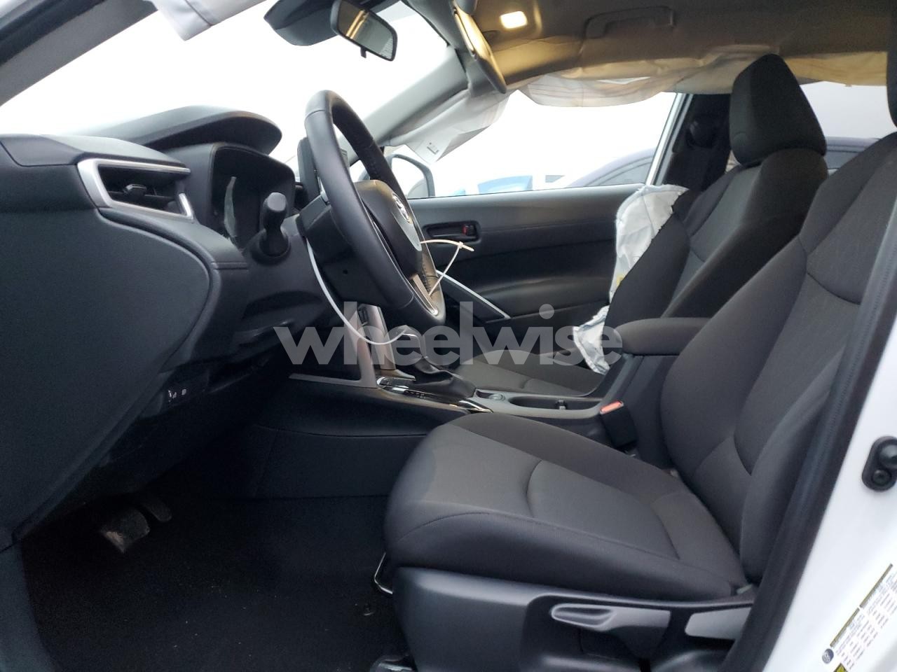 Photo 7 of 2025 TOYOTA COROLLA CROSS LE (VIN 7MUCAABG1SV121314)