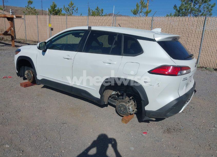 Photo 3 of 2022 Toyota Corolla CROSS LE (VIN 7MUCAABG5NV036643)