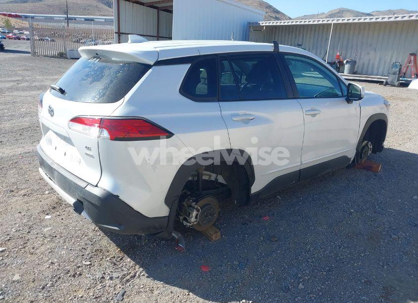 Photo 4 of 2022 Toyota Corolla CROSS LE (VIN 7MUCAABG5NV036643)