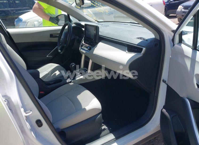 Photo 5 of 2022 Toyota Corolla CROSS LE (VIN 7MUCAABG5NV036643)