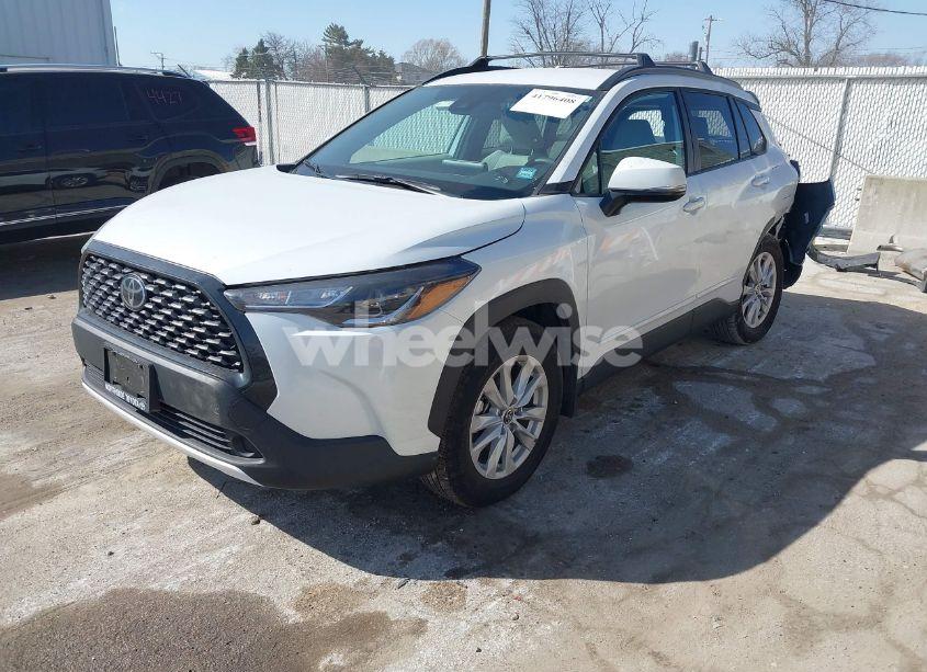 Photo 2 of 2022 Toyota Corolla CROSS LE (VIN 7MUCAABG7NV013235)